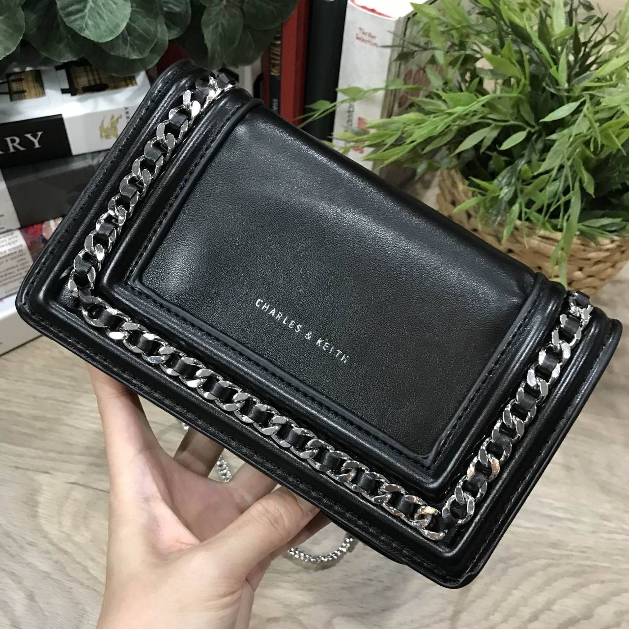 NEW ARRIVAL! CHARLES & KEITH CHAIN DETAIL CROSSBODY BAG กระเป๋าสะพายทรงสี่เหลี่ยมรุ่นชนช็อปขนาดกำลังดีวัสดุหนังนิ่มเรียบประดับด้วยโซ่ด้านหน้าดูมีดีเทล เปิดปิดด้วยกระดุมแม่เหล็ก ภายในมีช่องใส่บัตรและช่องซิป มาพร้อมสายโซ่ต่อหนังถอดถือเป็นคลัชได้ ภาพถ่ายสินค
