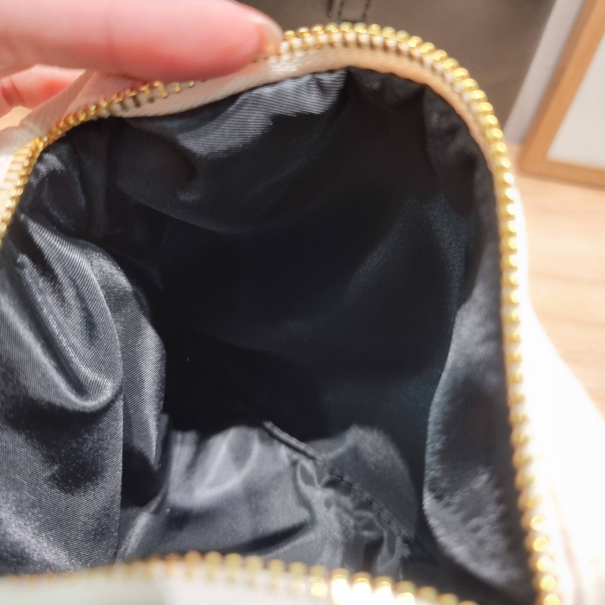 YSL LE 5 À 7 SOFT SMALL IN SMOOTH LEATHER รุ่นยอดฮิต ที่ใครๆก็ต้องมีครอบครอง กับกระเป๋าสะพายทรงโฮโบ ดีไซน์สุดคลาสสิค