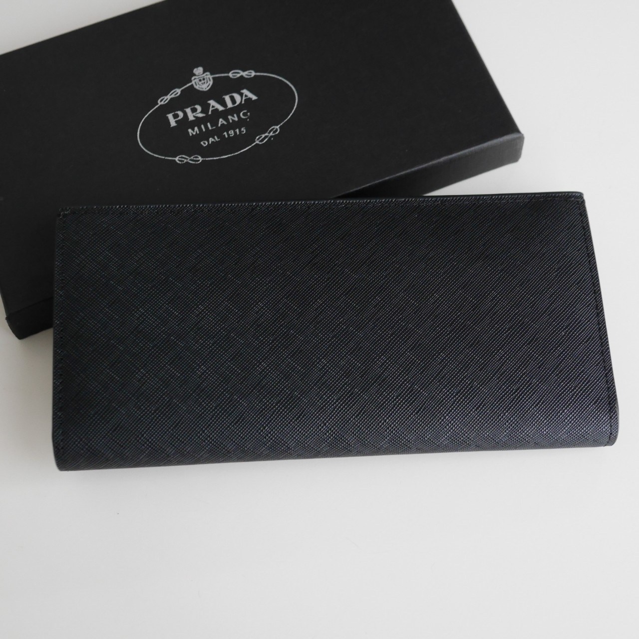 พร้อมส่งครบสีค่ะ 🖤💙💖 Best Seller PRADA LONG WALLET กระเป๋าสตางค์ยาว **รับทรัพย์ ทรงหรู จากงานพรีเมี่ยมกิ้ฟ จากเคาเตอร์ต่างประเทศ จากแบรนด์ PRADA ลายหนัง SAFFIANO มีช่องใส่บัตร ถึง 12 ช่อง และช่องซิปใส่ของจุกจิกได้ น้ำหนักเบา จับถนั