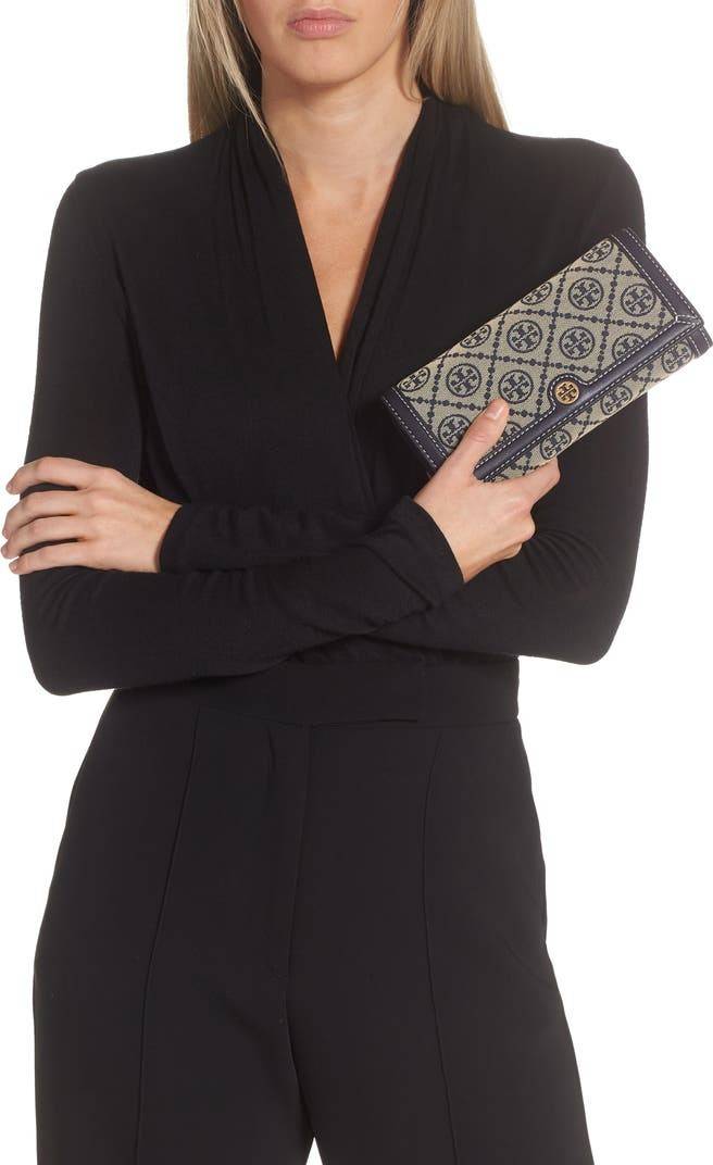 TORY BURCH T MONOGRAM JACQUARD CROSSBODY WALLET best seller ของคอลเลคชั่นนี้ ต้องไม่พลาด กับกระเป๋าสะพายกึ่งกระเป๋าสตางค์ ที่ช่วยให้ชีวิตง่ายขึ้น วัสดุผ้า jacquard ตัดสลับหนังแท้ เปิด-ปิดแบบฝาปิดแม่เหล็ก ภายในใส่ธนบัตรได้ มีช่องใส่บัตร และยังมีช่องซิปอีกด