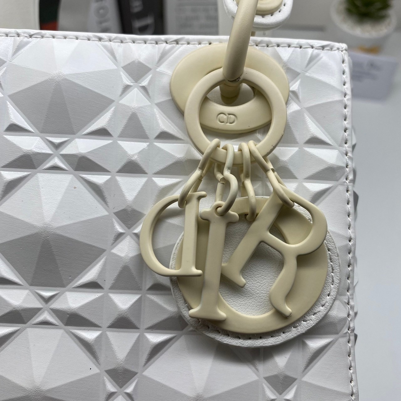 หนังแท้ DIOR LADY BAG 17cm ไซส์เล็กขนาดกำลังน่ารักเลยค่ะ งานออริหนังแท้ทั้งใบปั้มลายรุ่นใหม่ล่าสุด ความสง่างามอีกหนึ่งรุ่นของ Dior รูปทรงสีเหลียม ขนาดกระทัดรัด ตั้งอยู่ทรง ฐานกระเป๋าแข็งแรง มีหมุดรองฐาน ดีไซน์ที่มีเอกลักษณ์เฉพาะตัว ด้านหน้าตกแต่งด้วยตัวอั