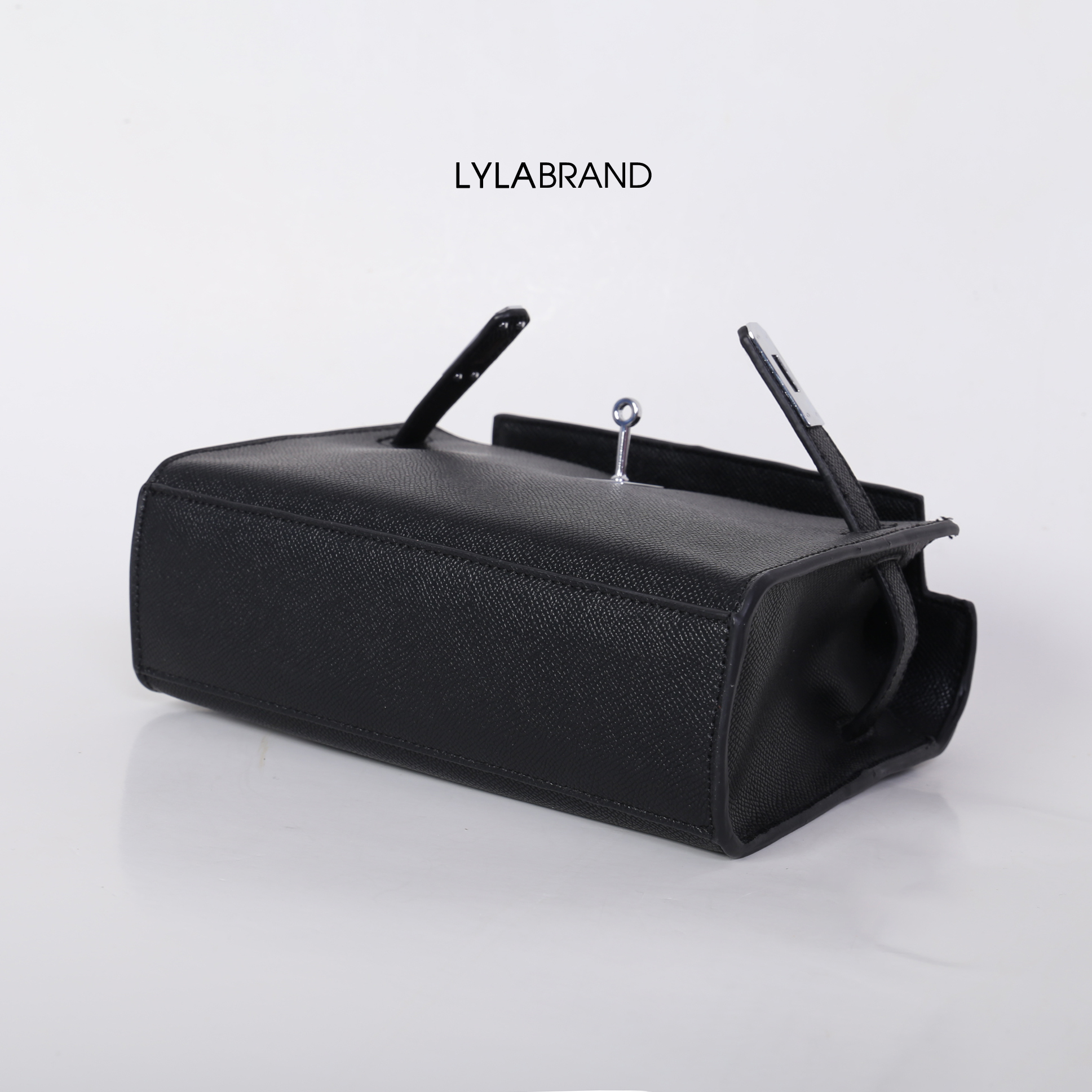 LYLABRAND🔔 KELLY MINI SIZE 22 CM / EPSOM PU TOP PREMIUM มาพร้อมสายหนังและสายโซ่คุณภาพดีสุดๆ ใบเล็กน่ารักพอดิบพอดีถือเป็นครัชออกงานได้ให้ลุคหรูสุด หรือจะใส่กับชุดทำงาน กางเกงยีนส์ ได้หมด ครบเลยค่ะ ให้ลุค ผู้ดีมากๆ ใส่ iphone plus ได้ทุกรุ่น มีสีให้