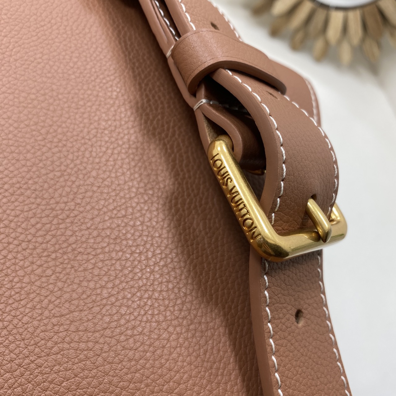 TOP ORI หนังแท้ | เกรดดีสุด LV Soft Twist Handbag กระเป๋าถือสุดไอคอนิก ถือเป็นกระเป๋าคู่ใจที่สมบูรณ์แบบสำหรับทุกวัน