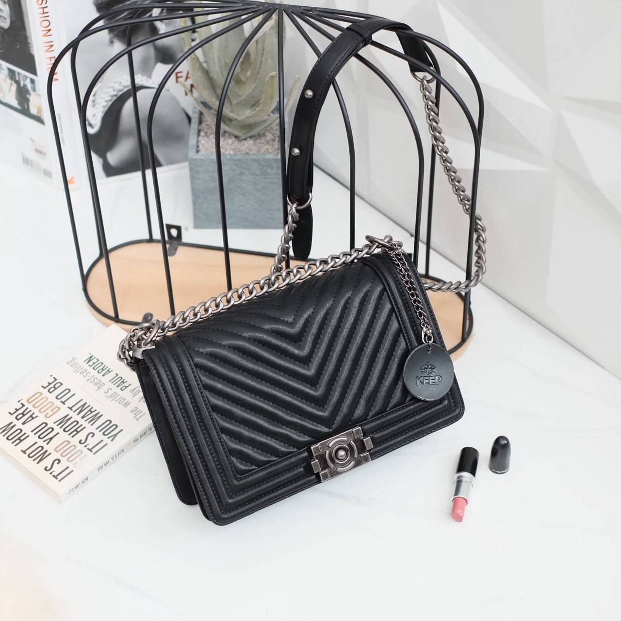 Keep chain large shoulder bag กระเป๋าทรงยอดฮิตคะ รุ่นนี้รับประกันความสวย คอลเลคชั่นใหม่ตัวกระเป๋าทำมาจากหนัง Microfiber เนื้อดี สวย ทน ขึ้นกว่าเดิมเยอะ !! ขนาดกะทัดรัด ภายในสีแดง มีช่องใส่ของจุกจิก สายโซ่ปรับได้ 2 แบบทั้งสายสั้น สายยาว สะพายพาดลำตัวได้คะ 