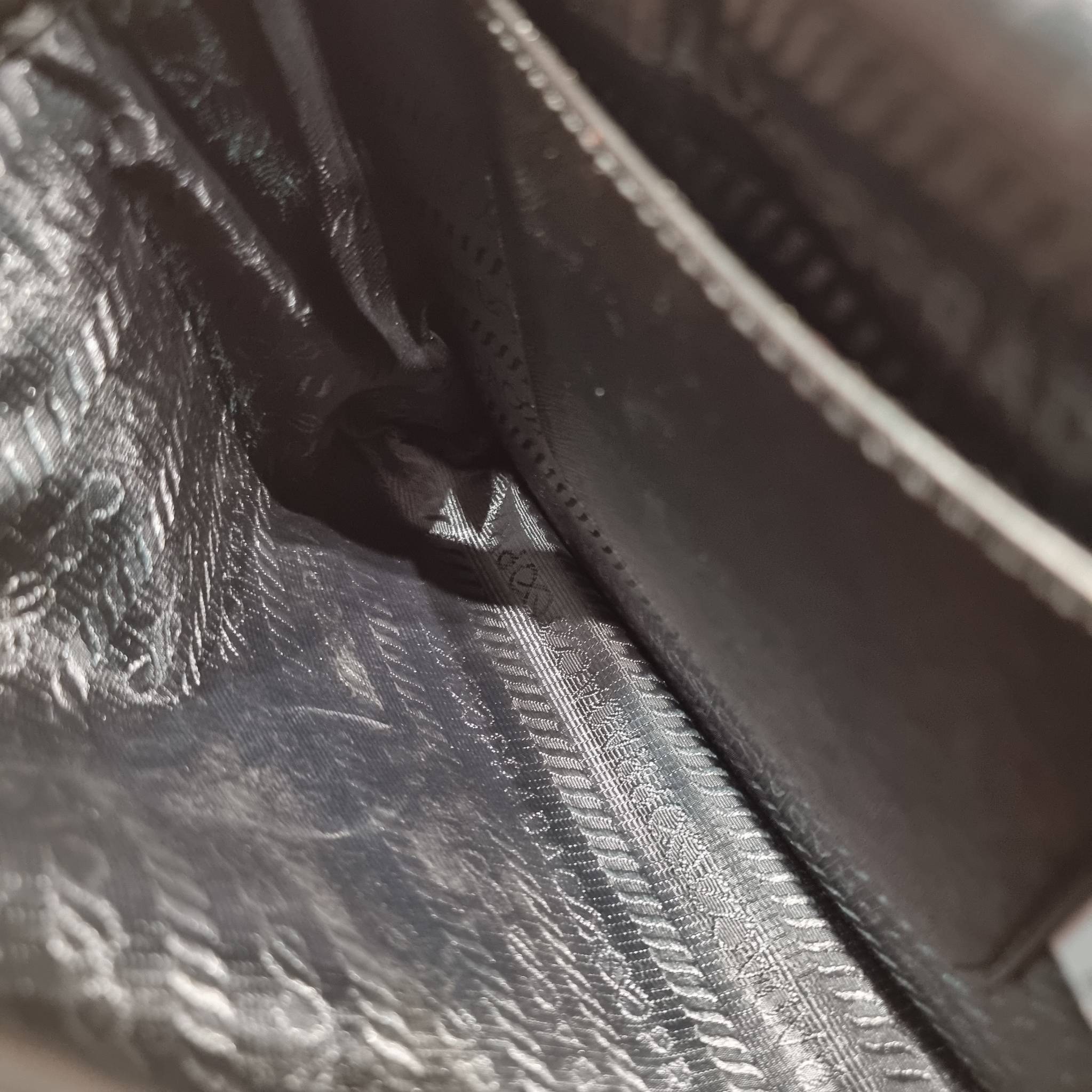 PRADA RE-NYLON AND SAFFIANO LEATHER SMARTPHONE CASE / PRADA Messenger Bag กระเป๋าสะพายสปอร์ต ดีไซน์หรู เรียบง่าย ดูแพง น้ำหนักเบา สายสะพายถอดออกได้