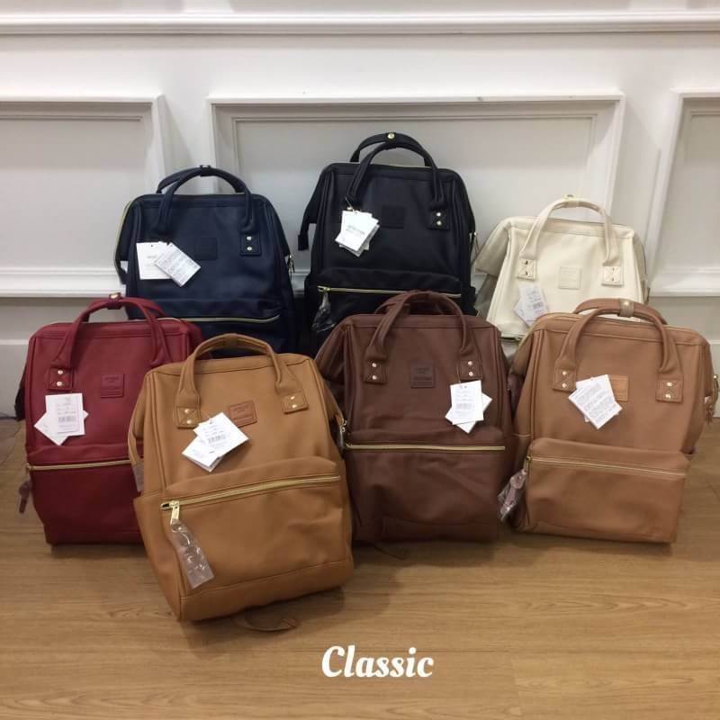 รุ่น คลาสสิก Anello Classic Polyurethane Leather Rucksack เป้อเนลโล ทำจาก PU Leather ทั้งใบ ดูแลทำความสะอาดง่าย น้ำหนักเบา สวยน่ารักดูดีค่ะ รุ่นนี้เป็นขนาดคลาสสิก (regular) สายสะพายแข็งแรง ด้านในบุผ้าอย่างดีค่ะ ด้านหลังและสายสะพายมีฟองน้ำช่วยซับพอร์ตไม่เจ