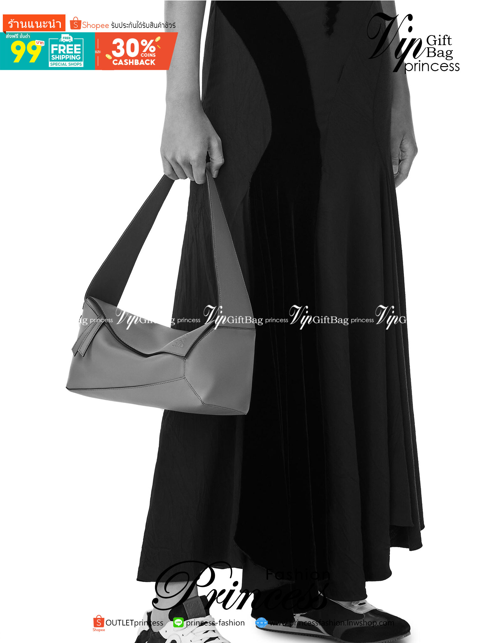 LOEWE Puzzle Hobo bag in nappa calfskin กระเป๋าสะพายไหล่มีความพิเศษในหลายด้าน ไม่ว่าจะเป็นรูปทรงที่แปลกใหม่ มินิมอลด้วยโลโก้อนาแกรมแบบประทับ ดูหรู เป็นกระเป๋า Unisex ที่ไม่ว่าคุณจะเป็นผู้หญิงหรือผู้ชายก็ใช้งานได้