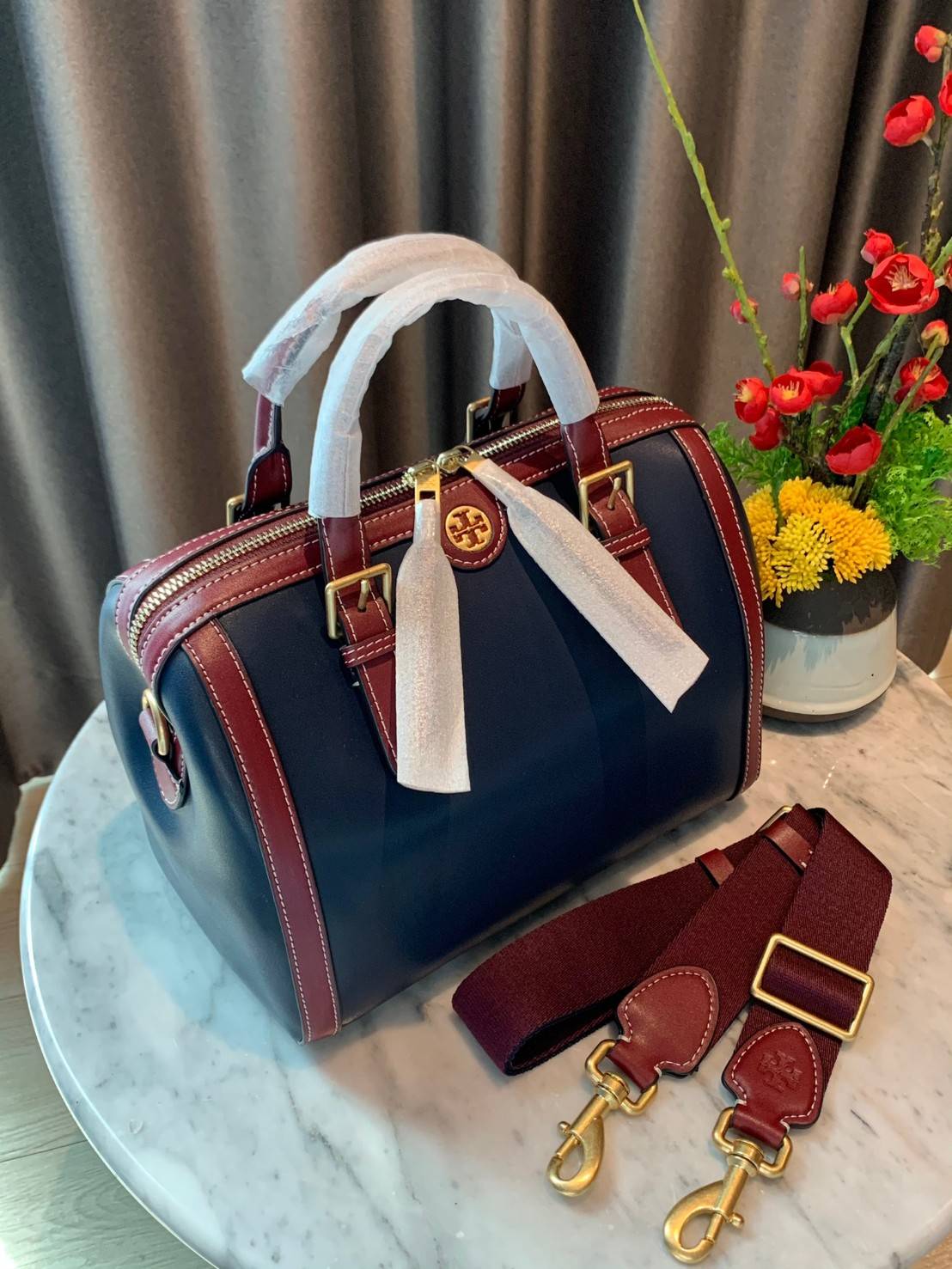 TORY BURCH T Monogram Color-block Barrel Duffle พร้อมส่งที่ไทย สวยก่อนใคร ใบใหญ่ ใส่จุไปเลยจ้าา😘 ✔️กระเป๋าทรงหมอน วัสดุหนังแท้ชั้นดีที่สุด หนังเรียบนิ่มสวย ✔️เปิดปิดกระเป๋าด้วยซิปคู่แบบมีหนังห้อย ภายในกว้างมากสำหรับไซด์นี้ หายห่วงไปเ