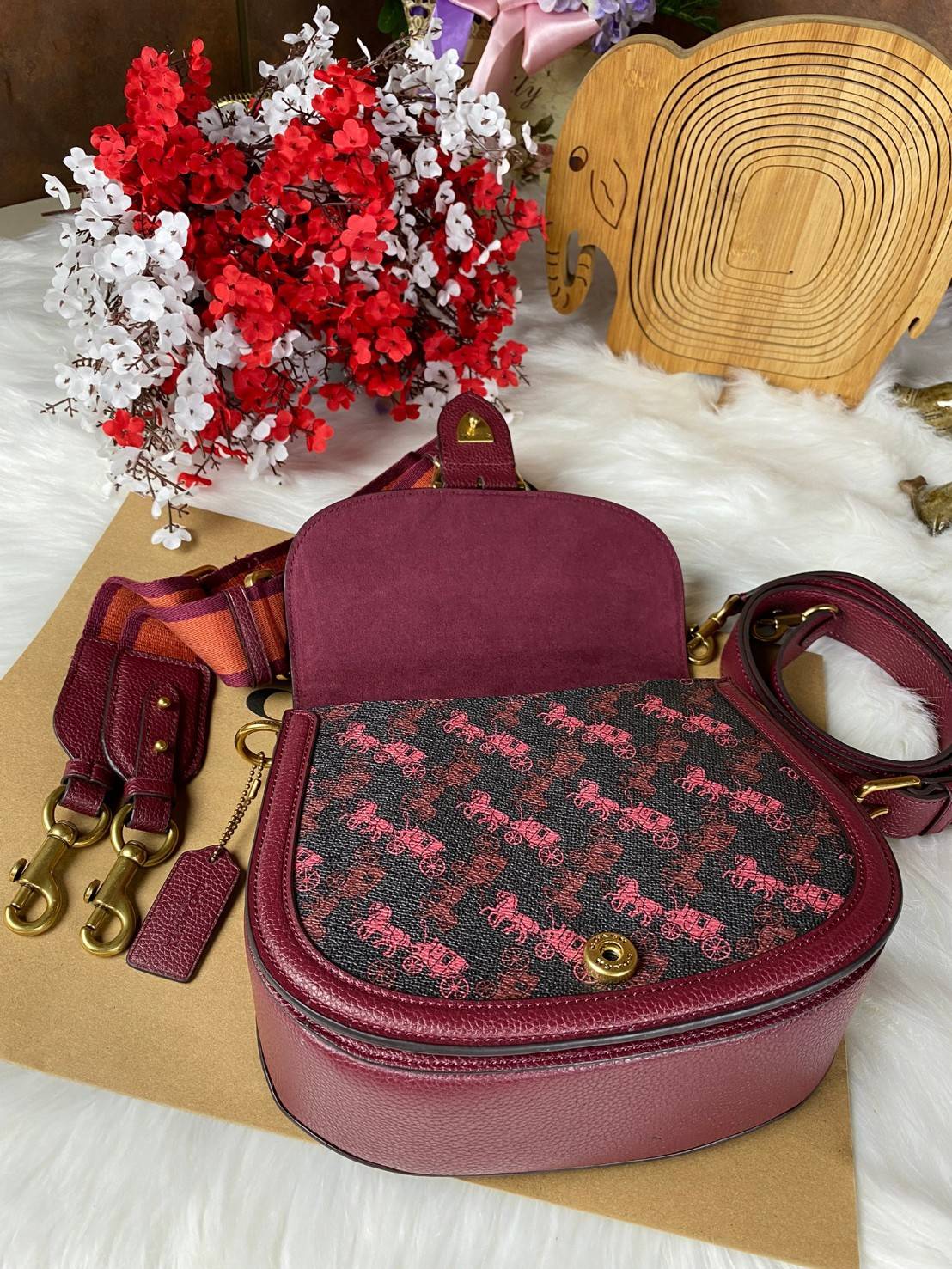 COACH BEAT SADDLE BAG WITH HORSE AND CARRIAGE C0747 ฮอตไฟลุก! สีหายาก ละมุนคุณหนู คอลเลคชั่นใหม่ ดีไซน์หรูหรา พิเศษมากๆมาพร้อมสายสะพาย 2 เส้น ใช้คู่กันหรือแยกสะพายก็สวยครบสูตร กระเป๋าสะพายทรง saddle คลาสสิค เปิด-ปิดด้วยกระดุมแน่นหนา ภายในเป็นช่องโล่ง ใส่ข