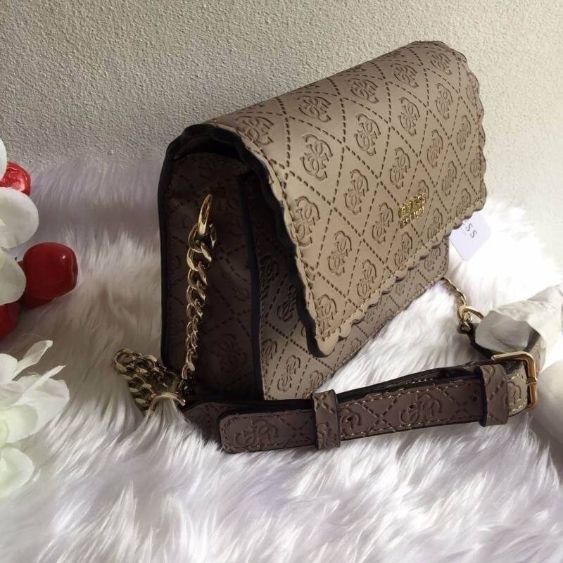 Guess Rayna Logo-Embossed Mini Crossbody กระเป๋าสะพายข้างทรง ครอสบอดี้ วัสดุหนัง pu ปั้มลาย Signature รอบใบรวมถึงสายยาว สวยตั้งอยู่ทรง ด้านหน้ามีโลโก้แบรนด์ เปิดปิดด้วยฝาปิดกระดุมแม่เหล็กซับในลายแบรนด์ มีช่องใส่บัตร ใส่มือถือ ของใช้จุกจิกได้เยอะ น้ำหนักเบ