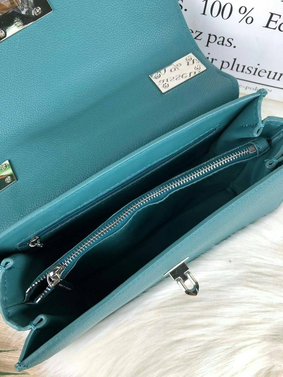 CHARLES & KEITH METAL PUSH LOCK CROSSBODY BAG รุ่นฮิตขายดีมีมาพร้อมส่งแล้วจ้า กับกระเ๋าสะพายไซส์น่ารัก วางอยู่ทรง เปิดปิดด้วย ตัวล็อกด้านหน้า ด้านในแบ่งเป็น 2 ช่องมีช่องซิปตรงกลาง จุของได้เยอะพอควรเลยค่ะ ใส่ iPhone plus ได้สบายๆ และของจุกจิกที่จำเป็น รุ่น