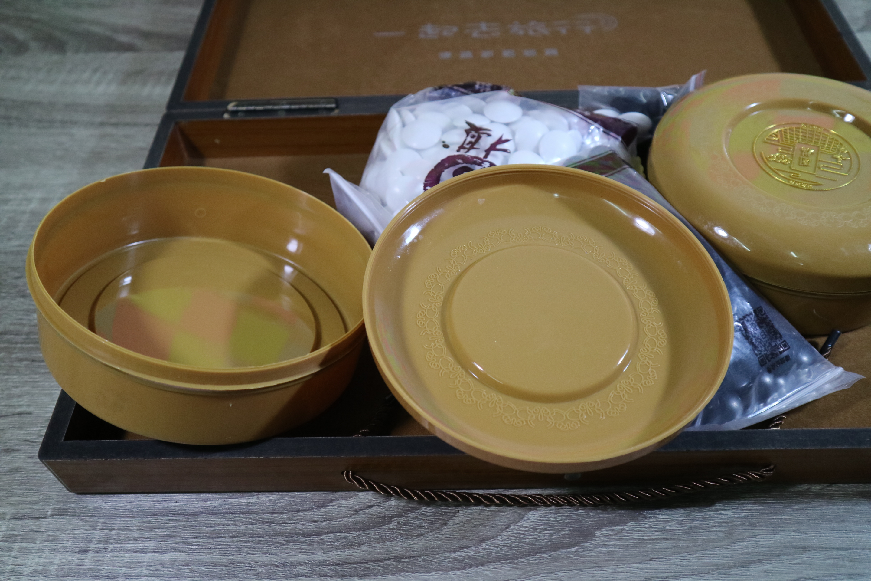 ชุดหมากล้อมพับได้สีน้ำตาลเข้มพร้อมเม็ดหมากพลาสติกนูนสองด้าน