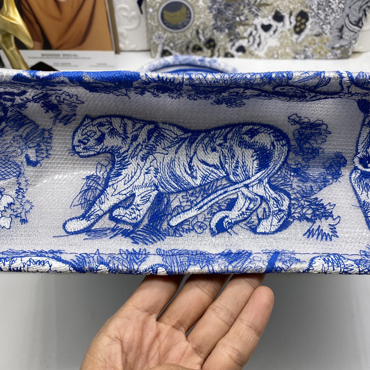 DIOR Book Tote Fluorescent Blue Toile de Jouy Reverse Embroidery เกรดออริจินอล ภาพสินค้าถ่ายจากงานขายจริงใช้งานต่างประเทศได้