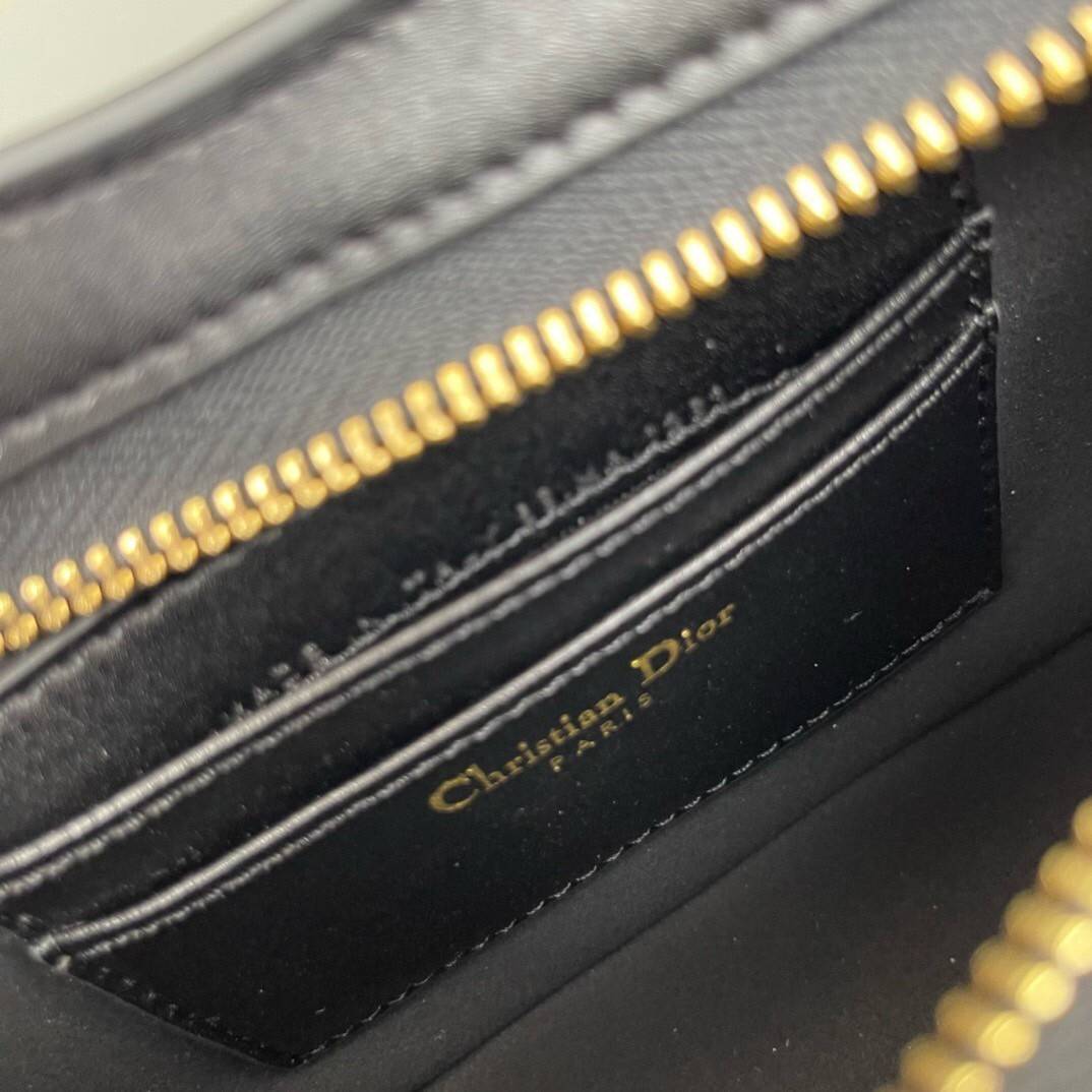 CD SIGNATURE HOBO MINI BAG leather Black / Dior Bag พร้อมส่ง กระเป๋าสะพายทรงโฮโบ รุ่นใหม่ล่าสุด Winter 2023 สวยหรูหราเป็นเอกลักษณ์แบรนด์ **สินค้าเกรดออริจินอล 1:1 สลับแท้