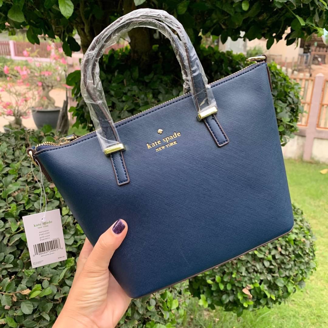 ของแท้ 💯% Kate Spade New York Cross Body Bag กระเป๋าถือหรือสะพาย หนัง Saffiano ภายในมีช่องซิปและช่องเล็ก มีหมุดรองฐานกันรอย 4 มุม อะไหล่ทองทั้งใบ ขนาดกำลังดี ใส่กระเป๋าสตางค์ยาวได้ค่ะ
