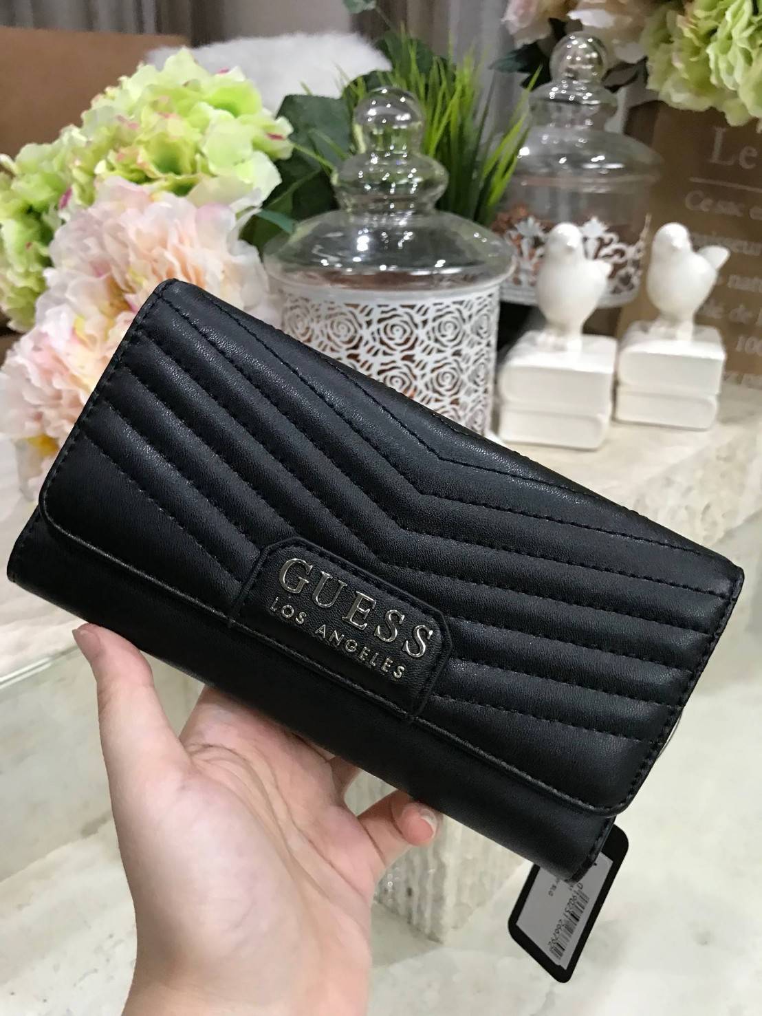 NEW ARRIVAL! GUESS FACTORY WOMEN'S WALLET กระเป๋าสตางค์ใบยาว3พับดีไซน์สวยรุ่นใหม่ล่าสุดวัสดุหนังนิ่มขึ้นลายริ้วด้านหน้าประดับโลโก้แบรนด์สวย เปิดปิดด้วยฝาปิด ภายในมีทั้งช่องใส่รูป ช่องใส่ธนบัตร แบงก์พัน และช่องใส่บัตรหลายช่องแยกเป็นสัดส่วน ภาพถ่ายจากส