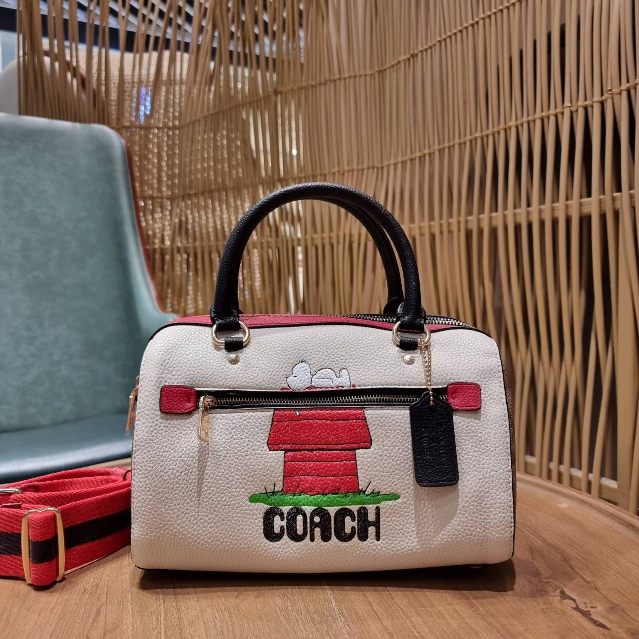 LIMITED EDITION💥 🌈สวย+คุณภาพ สินค้าต้องมีค่า Coach X Peanuts Rowan Satchel With Snoopy ((C6164)) พร้อมส่งที่ไทย ใหม่ล่าสุด ห้ามพลาดค่าา! สวยกันให้สุด กับกระเป๋าทรงหมอน ขนาดกลางกำลังดี หนังแท้นิ่ม ลายหนังสวยงามมากๆค่ะ 🔺ด้านหน้ามีโลโ