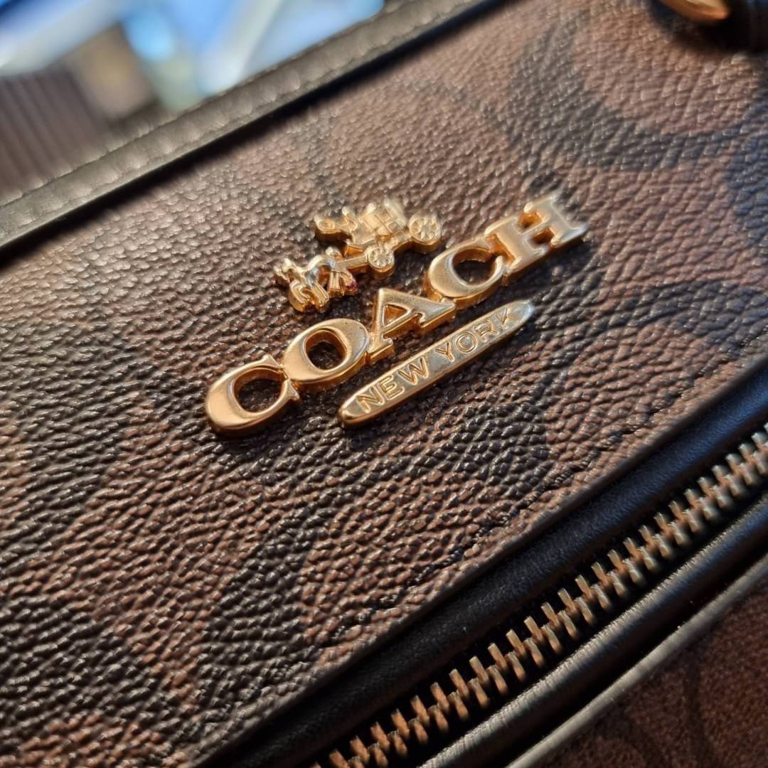 COACH F83607 ROWAN SATCHEL IN SIGNATURE CANVAS กระเป๋าทรงหมอนยอดฮิต คลาสสิคใช้งานได้ไม่มีเบื่อ มาครบสีขายดี ด้วยรูปทรงสวยงาม และใช้งานได้อย่างกระฉับกระเฉง วัสดุหนังแคนวาสเคลือบลาย ทนทาน ภายในโล่งกว้าง มีช่องซิปและแบ่งสัดส่วนได้ลงตัว บอกเลยว่าสาวๆพลาดไม่ได