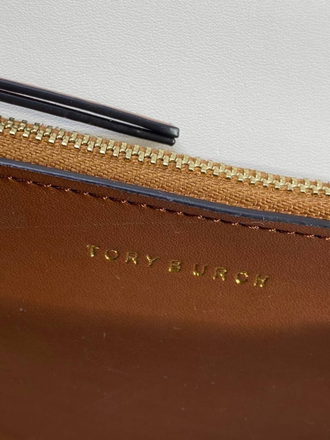 Tory Burch 75003 Eleanor Medium Convertible Shoulder Bag พร้อมส่งที่ไทย อีกรุ่นที่น่าครอบครองมากๆค่ะ กระเป๋าสะพายข้างและทบสายเป็นคล้องไหล่ได้ หนังแท้ชั้นดี ใช้ได้กับทุกๆโอกาส ห้ามพลาด ก่อนหมดนะคะ!!