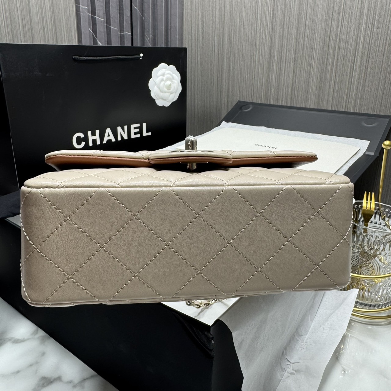 ORI | หนังแท้ Chanel Mini Classic Handbag With Top Handle กระเป๋าสะพายรุ่นคลาสสิกพร้อมหูจับถนัดมือ สวยเรียบหรู 🤍 สินค้าเกรดออริจินอล เทียบแท้