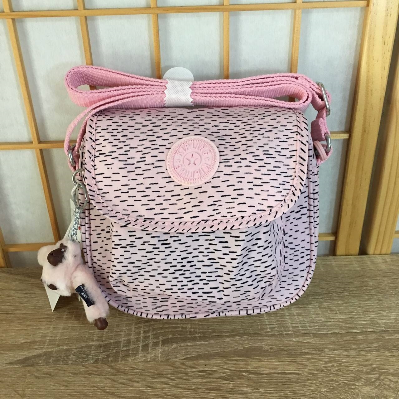 Kipling Nuria Shoulder Bag K10026 กระเป๋าสะพาย collection ตัวแพงของ Kipling ของแท้ จากโรงงาน OEM. วัสดุ 100% nylon รูปทรงสวย ขนาดกระทัดรัด สะพายคล่องตัว เปิดด้วยกระดุมแม่เหล็ก มีช่องกระเป๋าด้านหน้า ช่องซิปหลัก ด้านในโล่ง ซับในลายสวย มีช่องซิป และช่องใส่ขอ