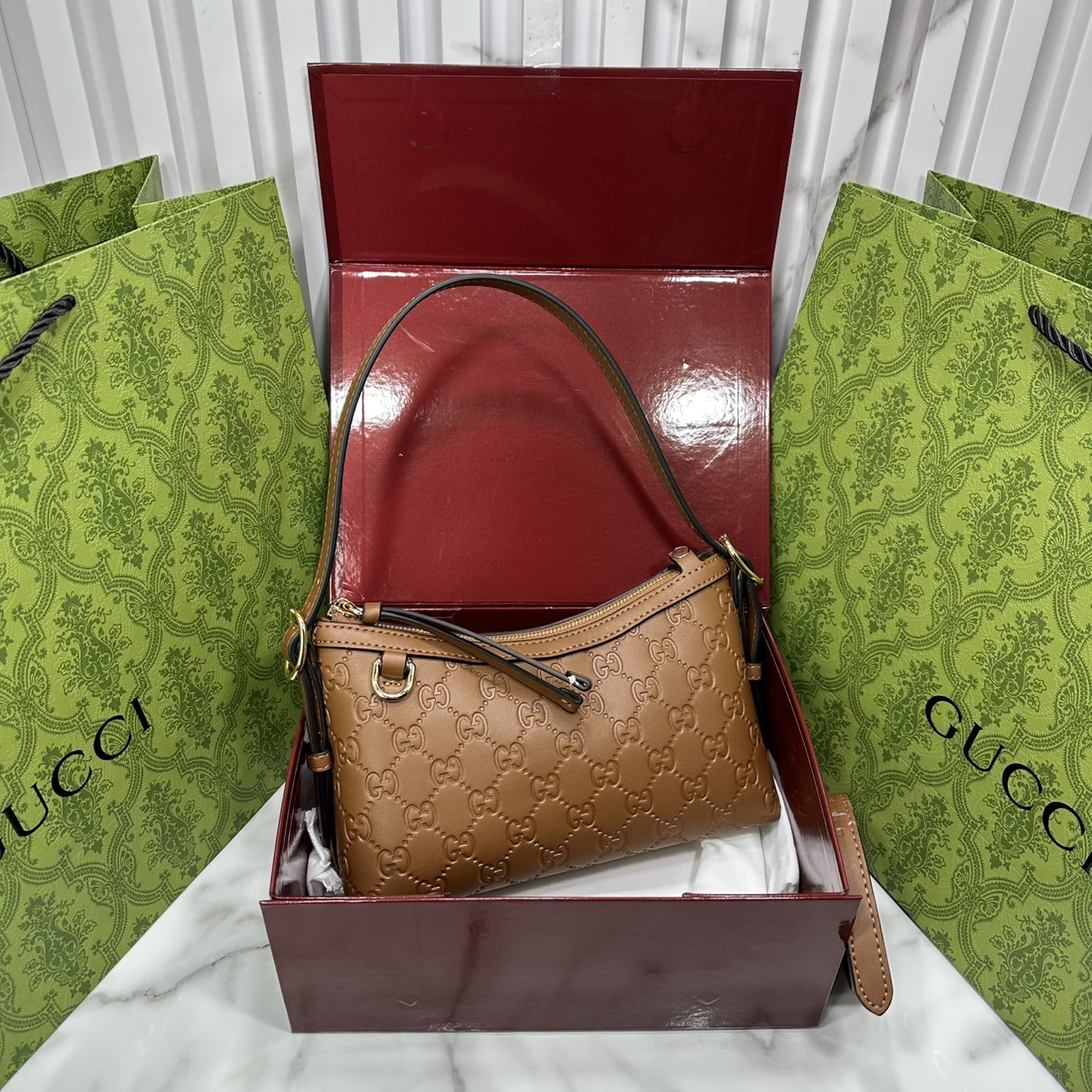 ORI หนังแท้ | Gucci GG Emblem small shoulder bag กระเป๋าสะพายทรงพอช ถือ/คล้องไหล่เก๋ๆหรือสะพายข้างได้ ทรงสวยคลาสสิค มีอะไหล่ห่วงสำหรับห้อยพวงกุญแจได้ เป็นไอเท็มต้องมีและยกเป็น everyday bag ได้เลย