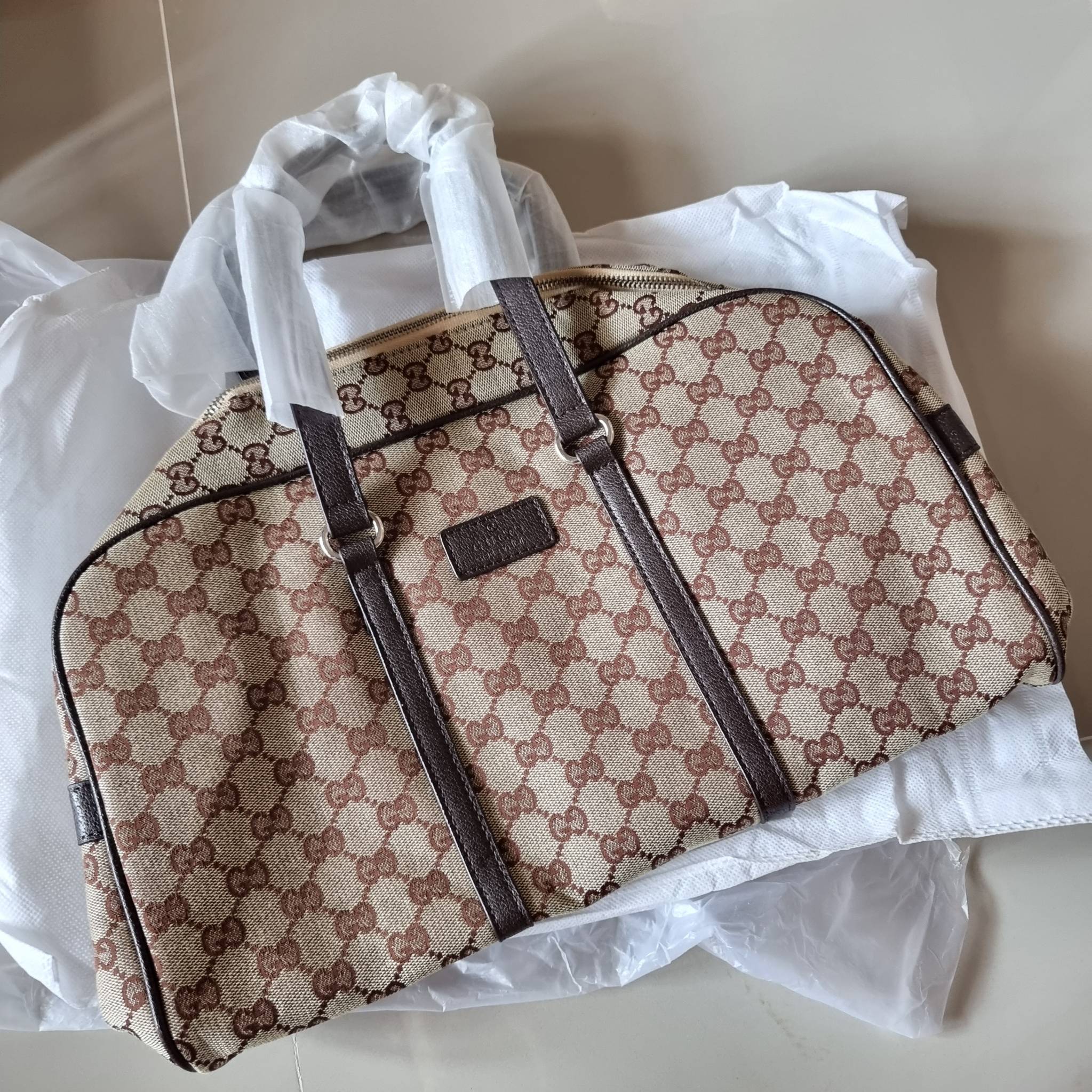 GUCCI Monogram Boston Duffle Bag / Gucci boston travel bag ใหม่ไปเลยกับกระเป๋าเดินทาง เตรียมความพร้อมสำหรับทริปเที่ยวช่วงสิ้นปี!! ดีไซน์เรียบง่าย แฝงความคลาสสิค ที่ใช้ได้ทั้งชายและหญิง วัสดุผ้าแคนวาสทนทาน