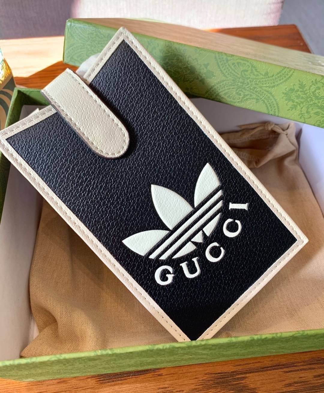 adidas x Gucci phone case ไม่มีได้ยังไง หนุ่มๆสาวๆต้องมีติดตัวค่ะ กระเป๋าใส่มือถือ มีโลโก้แบรนด์แบบนูนอันเป็นสัญลักษณ์ของคอลเลคชั่นนี้เลยค่ะ