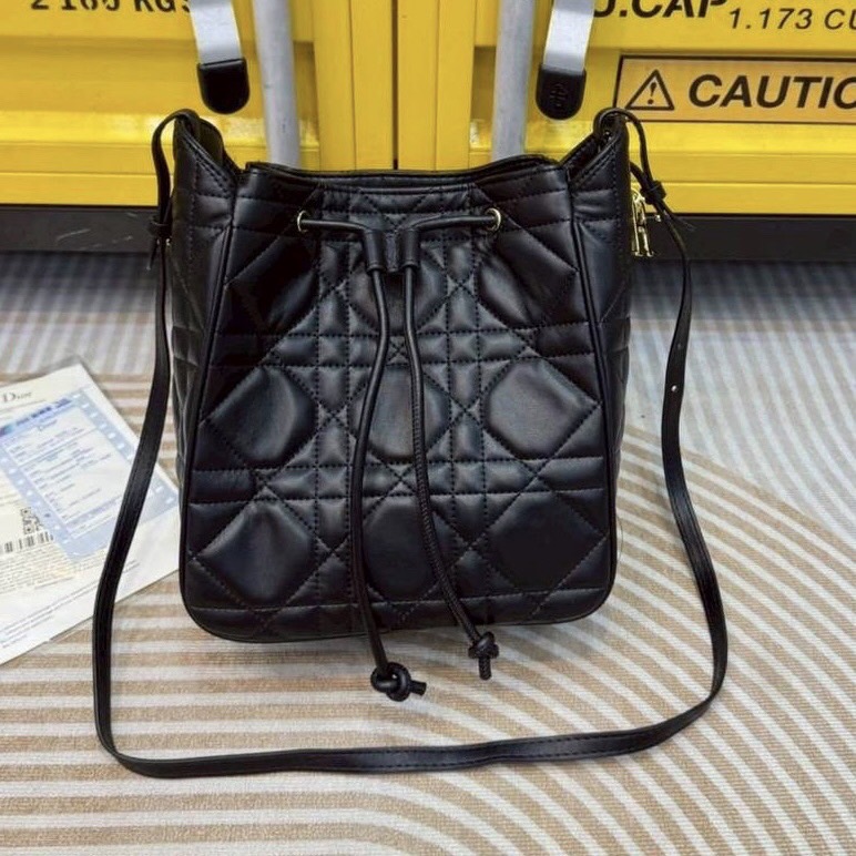 Dior Medium D-Motion Bag กระเป๋าสะพายทรงบัคเก็ต โดดเด่นด้วยดีไซน์ทรงถังทันสมัยเรียบง่ายใช้งานได้จริง เย็บตะเข็บแบบ Macrocannage นุ่มนวล