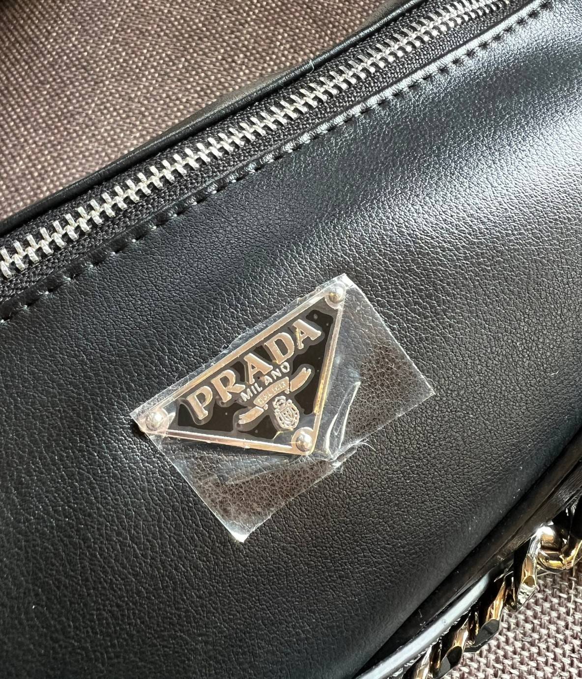 PRADA LEATHER SHOULDER BAG ใบเดียวเอาอยู่ตลอดวันเลยค่ะ! รุ่นนี้ใช้หนังอย่างดี หนังนิ่มซอฟมากๆ หลงรักแน่นอน!!