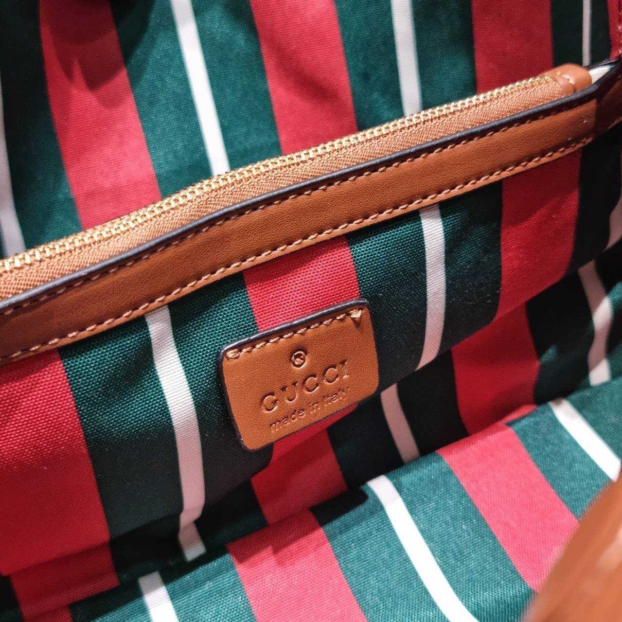 GUCCI GG Emblem small tote bag กระเป๋าทรงโท้ทสะพายไหล่ ที่ขนาดกำลังสวย ใส่ของได้แบบจุกๆ หูสะพายปรับและถอดออกได้ เก๋มากๆ