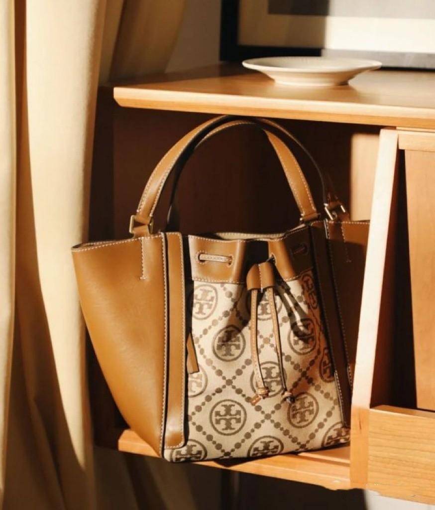 Tory T Monogram Mcgraw Dragonfly กระเป๋าถือหรือสะพายไหล่ วัสดุหนัง Jacquard อะไหล่ทอง ทรงปีก เปิด-ปิด ด้วยกระดุมแม่เหล็ก ด้านในโลง มี 2ช่องเล็ก จุของได้เยอะ น้ำหนักเบา สายสะพาย crossbody ได้ ปรับระดับได้