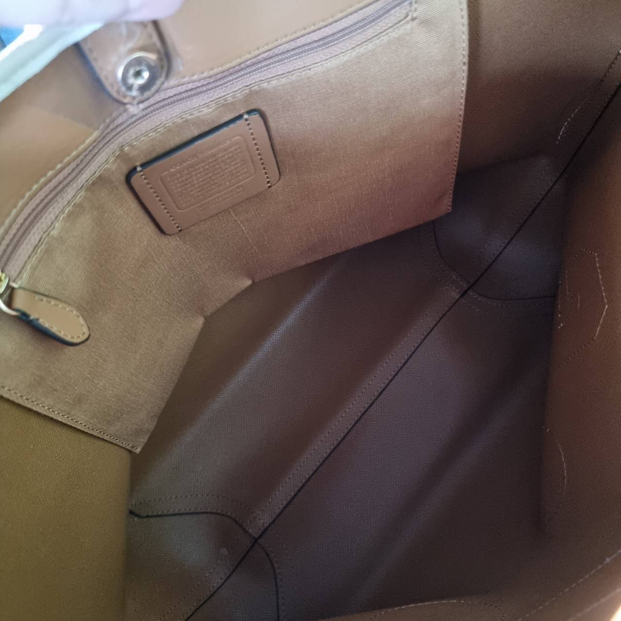 COACH C4292 COACHxPEANUTS CITY TOTE IN SIGNATURE CANVAS WITH VARSITY PATCHES กระเป๋าทรงโท้ทใบใหญ่ กับคอลเลคชั่นคอลแลบใหม่ล่าสุด น่ารักด้วยเหล่าผองเพื่อนสนู้ปพี สวยโดดเด่นมากๆ ใบนี้ใส่ของได้ของครบครัน จุได้แบบไม่ต้องกลัวเต็ม!! วัสดุหนังแคนวาสคุณภาพดี ปากกร