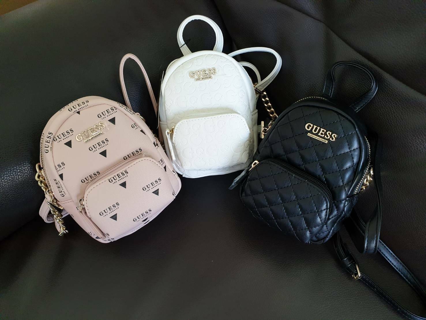 กระเป๋าสะพายข้าง Guess ด้านหน้าติดชื่อแบรนด์ มีช่องซิปด้านหน้า ด้านบนเป็นช่องเปิดปิดซิปมีสัญลักษณ์แบรนด์ติดที่ตัวจับซิปด้วย ด้านในเป็นช่องกว้าง มีช่องเสียบสิ่งของด้วยค่ะ ตัวสายสะพายเป็นโซ่ตัดต่อกับสายหนัง สามารถปรับระดับได้ สวยเก๋ขนาดนี้ รีบมาจับมาจองเป็น