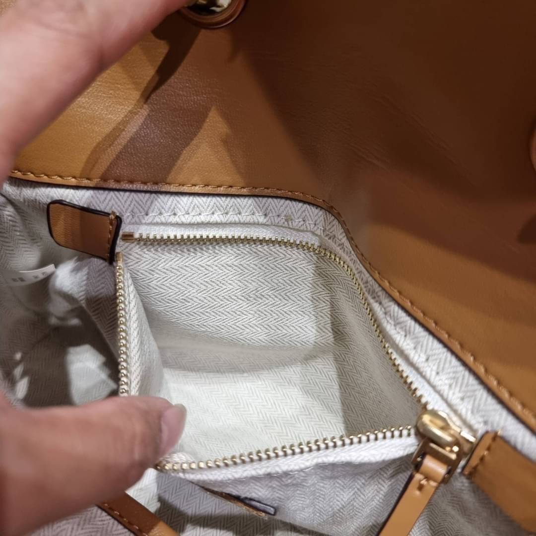 TORY BURCH KIRA CHEVRON CONVERTIBLE SHOULDER BAG (SMALL / MEDIUM) กระเป๋าสะพายรุ่นยอดฮิต ไซส์คลาสสิค ที่ใช้ยังไงก็ดูหรู ดีไซน์เฉพาะตัว วัสดุหนังแกะ สัมผัสนิ่ม เปิด-ปิดด้วยกระดุมแม่เหล็ก ภายในเป็นช่องโล่ง ใส่กระเป๋าสตางค์ มือถือ เครื่องสำอางค์ พาวเวอร์แบงค