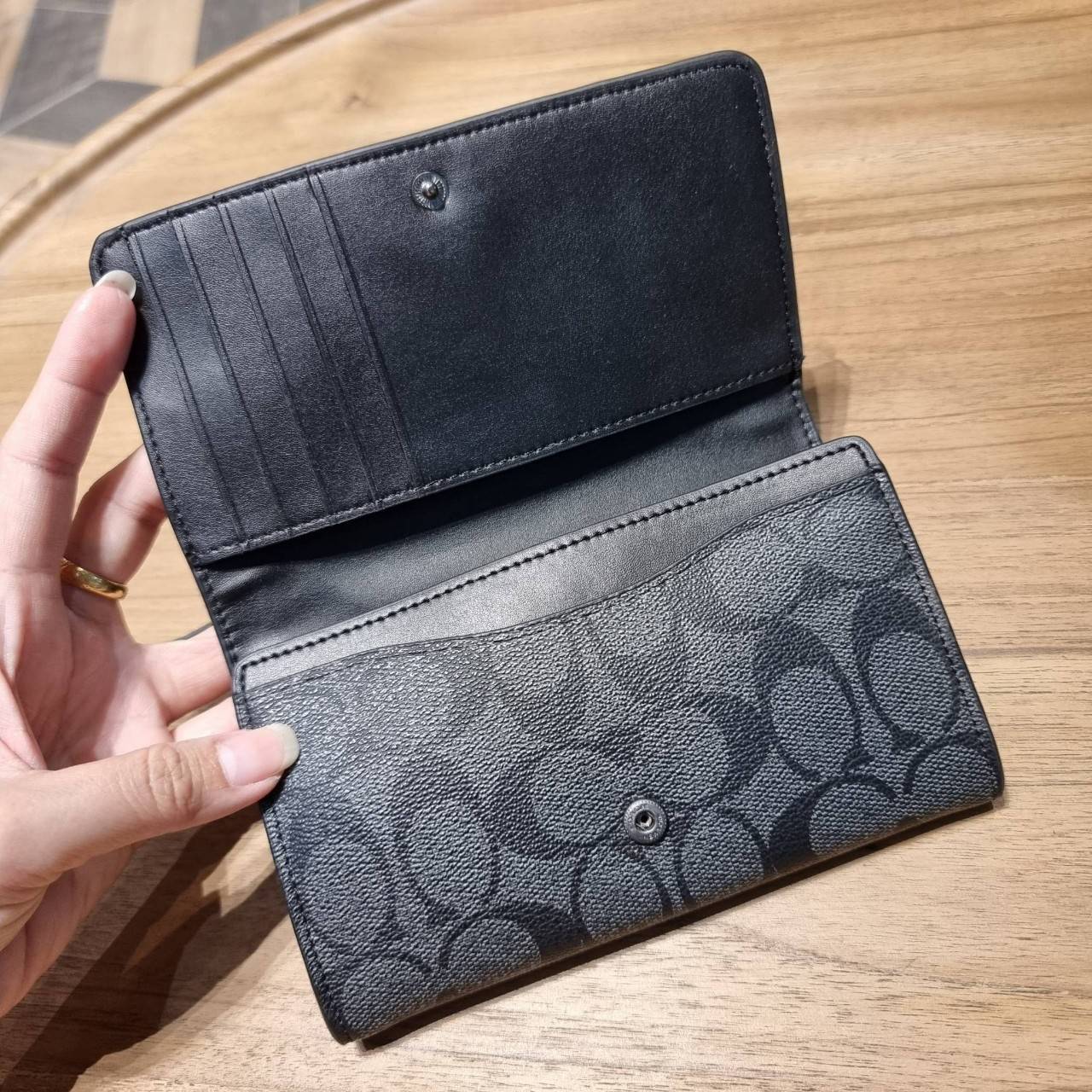 COACH F30205 FLAP PHONE WRISLET IN SIGNATURE CANVAS กระเป๋าสตางค์ 2IN1 มาอีกแล้วจ้า ความคลาสสิคที่จับต้องได้ ใช้งานได้สะดวกกว่าเดิม วัสดุหนังแคนวาสเคลือบลาย ภายในใส่ธนบัตร ใส่บัตรได้เยอะ มีช่องซิปแยก ใส่โทรศัพท์ได้ มาพร้อมสายคล้องมือ ใส่แขนไว้กันหล่นหาย ห