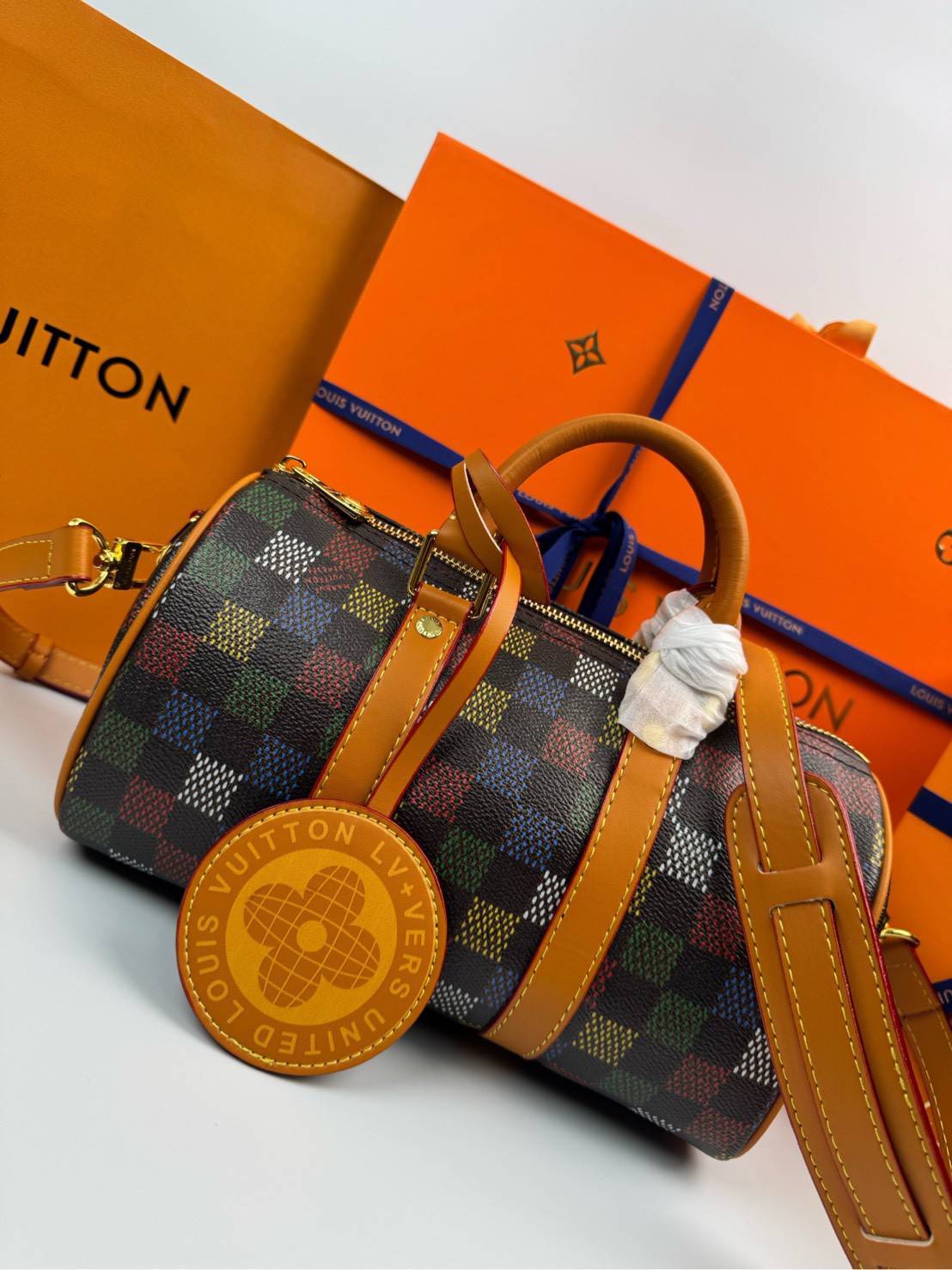 ORI หนังแท้ | LV Keepall Bandoulière 25 Bag กระเป๋าทรงหมอนซิตี้ ดีไซน์ใหม่จาก LV Vers Damier Ebene โดดเด่นที่ลายช่องสี่เหลี่ยมดุจระบายสีด้วยมือพิมพ์ลงบนลายตารางหมากรุก แต่งดีเทลหรูหราผสานอดีตเข้ากับปัจจุบันได้อย่างมีสไตล์