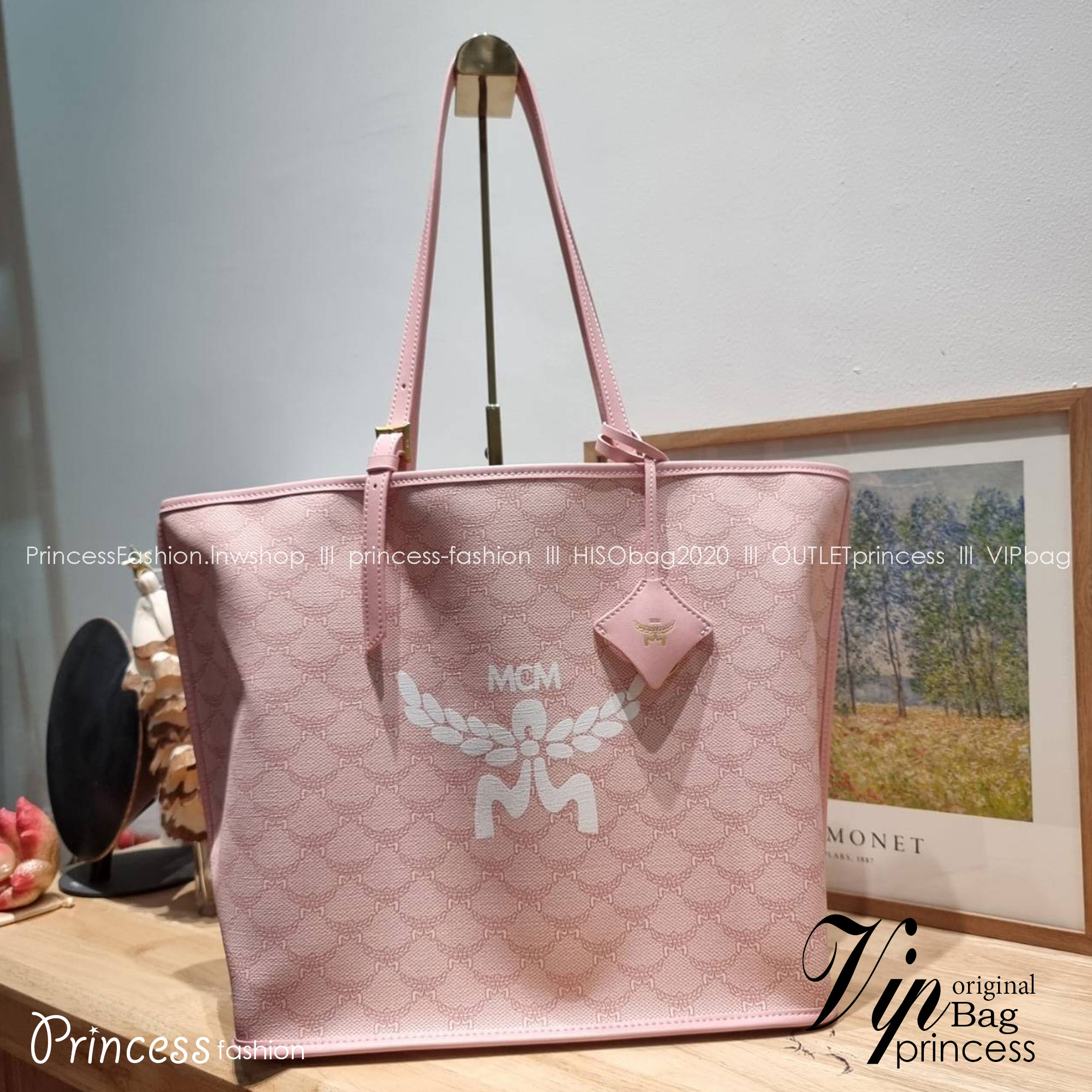 M.C.M MEDIUM HIMMEL SHOPPER IN LAURETOS คอลเลคชั่นใหม่ พร้อมสีใหม่ ดีไซน์ละมุน น่าใช้มากๆ กระเป๋าทรงช้อปปิ้ง เรียบหรู พิเศษสุดกับพวงหนังพร้อมห่วงกุญแจทึ่สามารถห้อยพวงกุญแจน่ารักๆได้