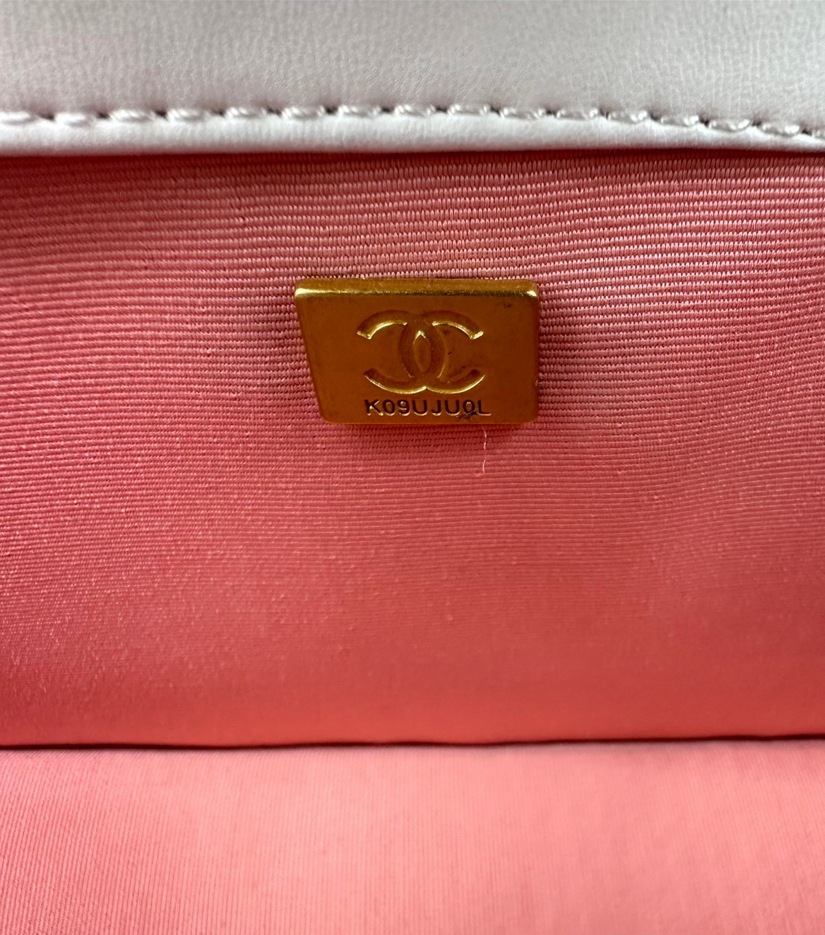 CHANEL Flap Bag Lace Patchwork & Gold-Tone Metal, White & Multicolour / CHANEL Multi Flower Flap Bag กระเป๋าสะพายลายดอกไม้ ต้อนรับซัมเมอร์ 2024 สวยงามคัลเลอฟูล แฝงความหรูในตัวตามเอกลักษณ์แบรนด์