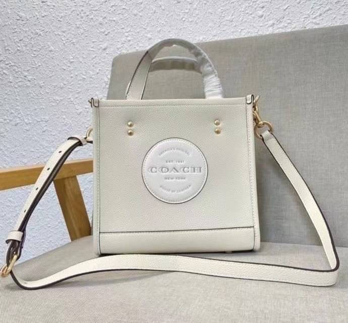 ใหม่ล่าสุด อดใจยังไงไหว COACH Dempsey Field Tote 22 C5268 โทนสีขาวล้วน ดำล้วน สุดคลาสสิก พร้อมส่งความสวยที่ไทยค่ะ! กระเป๋าทรง Tote ขนาดพอเหมาะลำตัว พกพาง่ายสะดวกได้กับทุกๆวัน ด้านหน้าปั้มโลโก้แบรนด์ตัวใหญ่สวยค่ะ;เปิดปิดกระเป๋าแบบกระดุมแม่เหล็ก ภายในใส่กระ