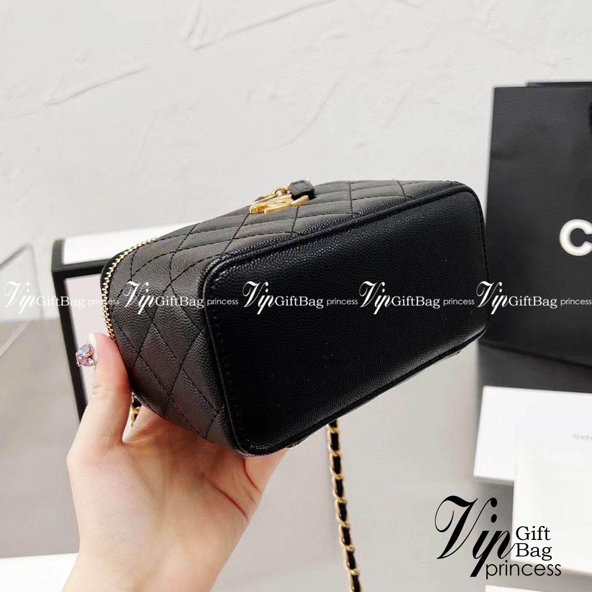 CHANEL VANITY Handle / Chanel vanity with chain and top handle กระเป๋าทรงกล่อง Vanity ซีซั่นใหม่ล่าสุด พร้อมกับหูจับอะไหล่ทอง แต่งโลโก้แบรนด์ สวยหรูมาก หนังฟูสวยใส่โทรศัพท์ได้สบายๆ เลยค่ะ มีช่องสำหรับใส่การ์ด ฮอตสุด น่ารักสุด กระเป๋าทรงกล่องใบเล็กน่ารัก ง