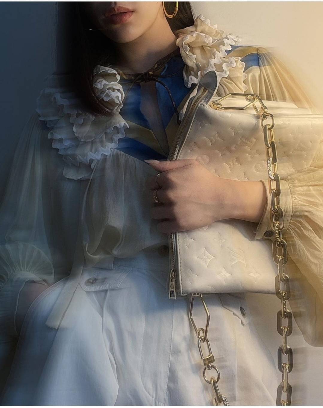 LV HANDLE POUCH MONOGRAM / LV Coussin กระเป๋าสะพายกึ่งคลัชท์ สุดล้ำ มาแรงมาก ด้วยความสวยปังตั้งแต่แรกเห็น วัสดุหนังแกะปั๊มลายสวยคม มาพร้อมสาย 2 เส้น เลิศๆ มีสายโซ่ที่มีดีเทลละเอียดไม่ซ้ำ และสายสปอร์ตครอสบอดี้ ที่จะคล้องไว้ทั้งสองเส้นก็ดีงาม หรือสลับใช้ตาม