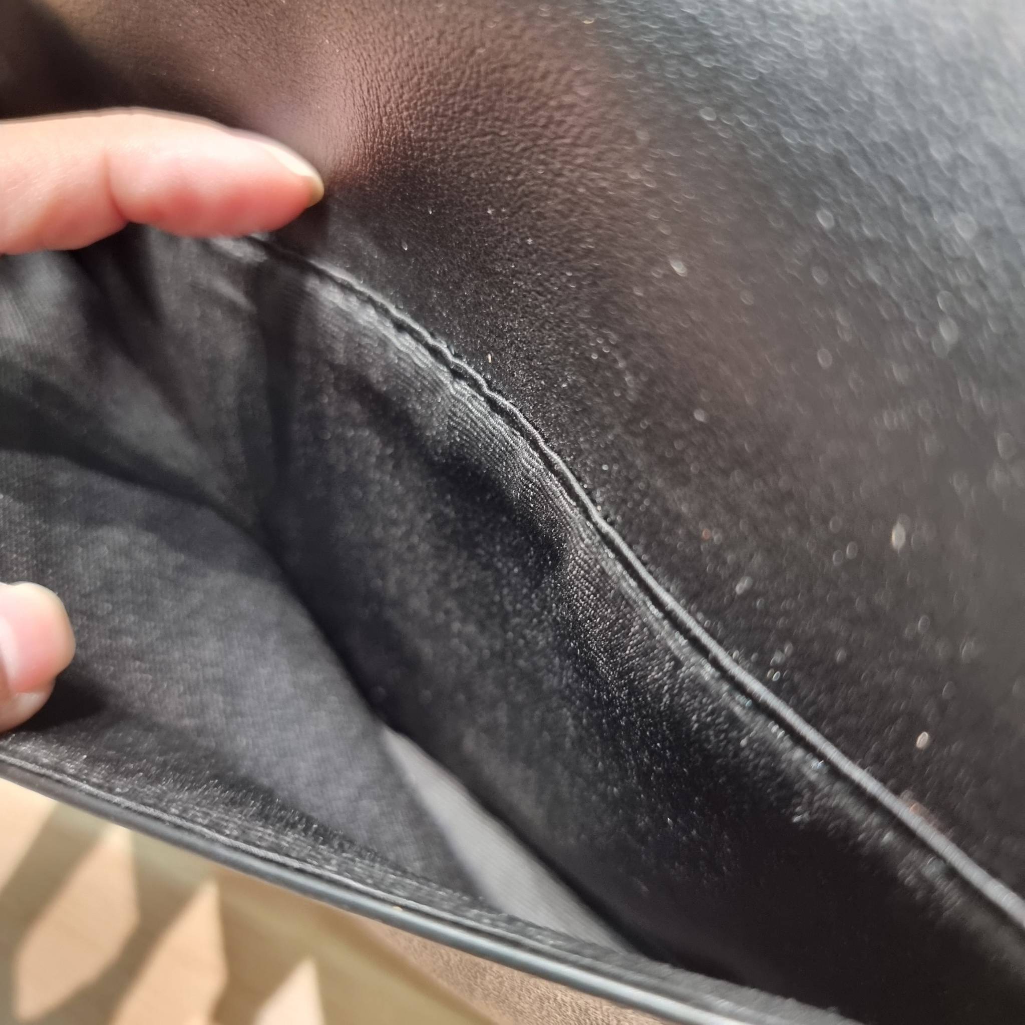 Coach Track Crossbody In Signature Canvas C3747 หล่อบอกต่ออีกหนึ่ง กระเป๋าสะพายทรงแมสเซ็นเจอร์ รุ่นเอาใจหนุ่มๆ ดีไซน์คลาสสิค สุดหรู ดูแพง วัสดุหนังแท้สลับหนังแคนวาส ฝากระเป๋ามีตัวล็อคแน่นหนา เปิดมามีซิปปิดกันหล่นได้อีก ด้านหลังมีช่องย่อย ภายในโล่งกว้าง แบ