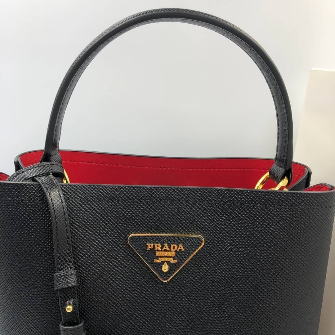 VIP 】หนังแท้ Prada Panier Bag Medium Saffiano Leather พร้อมส่งที่ไทย กระเป๋าสะพายข้างทรงบัคเก็ต จุของได้เยอะมาก เรียบแต่หรู ต้องใบนี้เลยค่าา