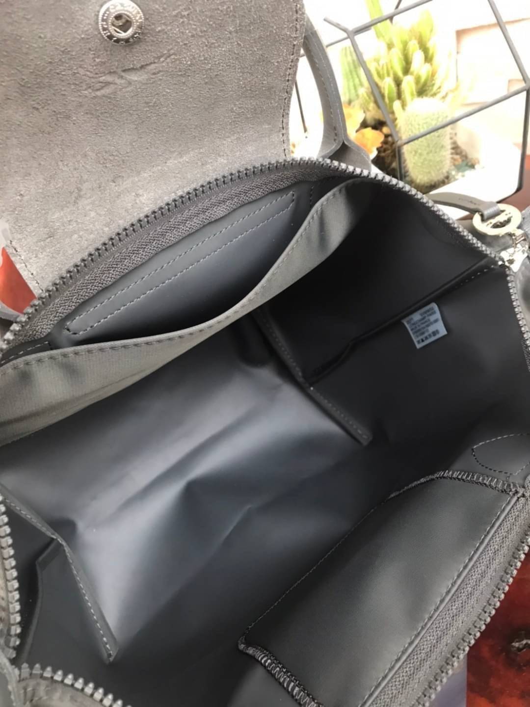 8สี พร้อมส่ง Longchamp LE PLIAGE NÉO TOP HANDLE BAG (medium size) อีกหนึ่งรุ่นยอดนิยม ที่สาวๆ ต้องมีไว้เก็บไว้สักใบ กระเป๋าโท้ทใบนี้ มาพร้อมกับสีที่มีสไตล์เรียบง่าย มีสายสะพายยาวปรับสั้นยาวได้ช่วยให้คุณสามารถสะพายไหล่ได้อย่างสบาย ในตัวสายปักโลโก้อันเป็นสั