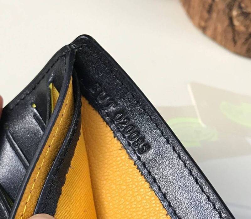 VIP GIFT 】GOYARD Victoire Bifold Wallet กระเป๋าสตางค์ผู้ชายใบสั้น พร้อมส่ง 6 สี พร้อมกล่องสวยหรูน่าใช้มากค่ะ อีกรุ่นที่ยอดขายไม่เคยตก 🤑🤑 ใบจริงดูผู้ดี ดูแพง!! ภายในมีช่องใส่บัตรได้เยอะ ใส่ธนบัตรได้ทุกใบ ห้ามพลาดจร้าา!! ((รุ่นเดินด้ายโทนสีเ