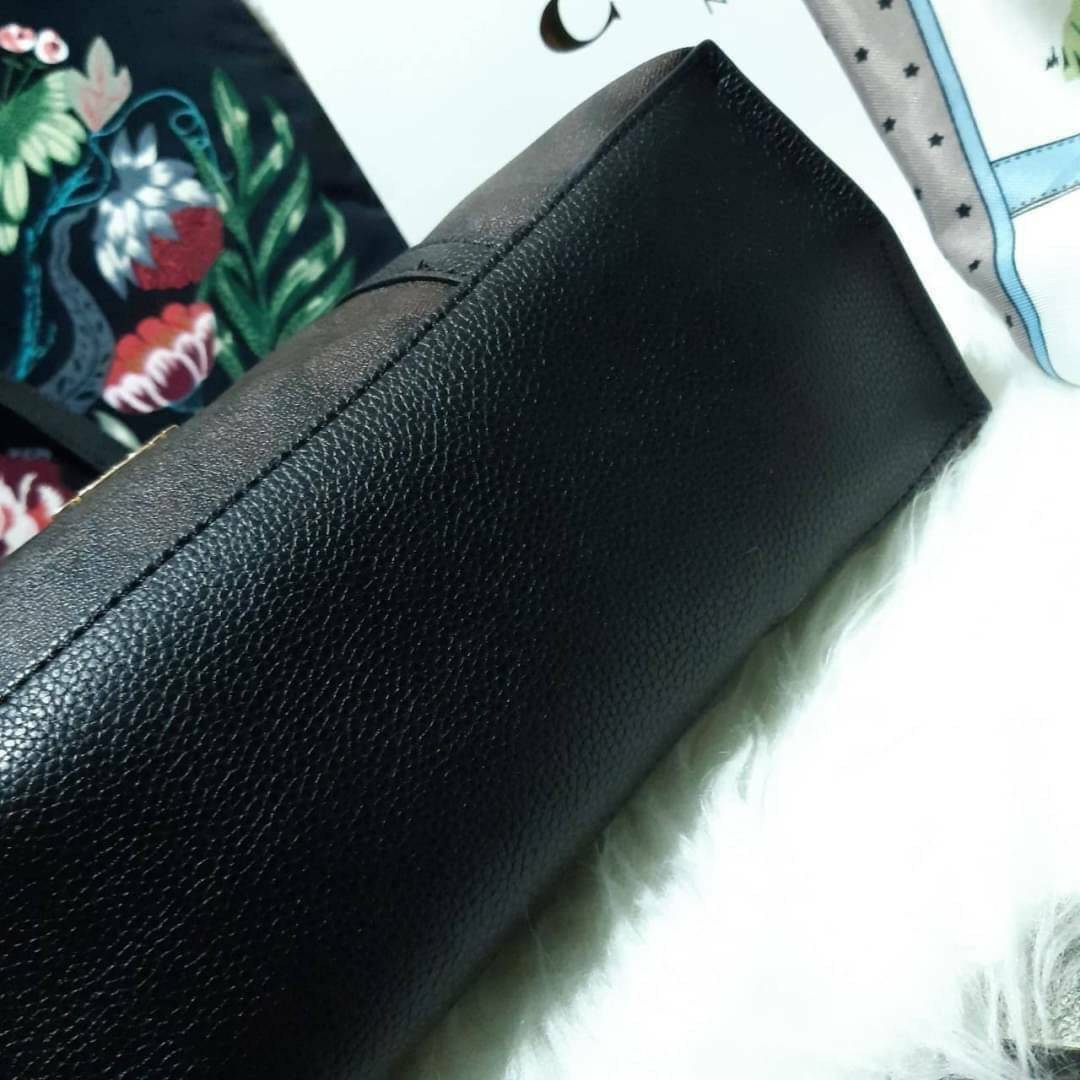 COACH 2319 MAY TOTE IN COLORBLOCK SIGNATURE CANVAS กระเป๋าโท้ท ดีไซน์ใหม่ล่าสุด!! 💕💕 เก๋ตรงปากกระเป๋า คล้ายกระเป๋าซ้อนในตัว สีตัดกับตัวกระเป๋าได้อย่างลงตัว ทรงสวย ใบใหญ่ใส่ของได้เยอะ เปิด-ปิดด้วยซิป รูดใช้งานง่าย ภายในโล่งกว้าง ด้านหลังมีช