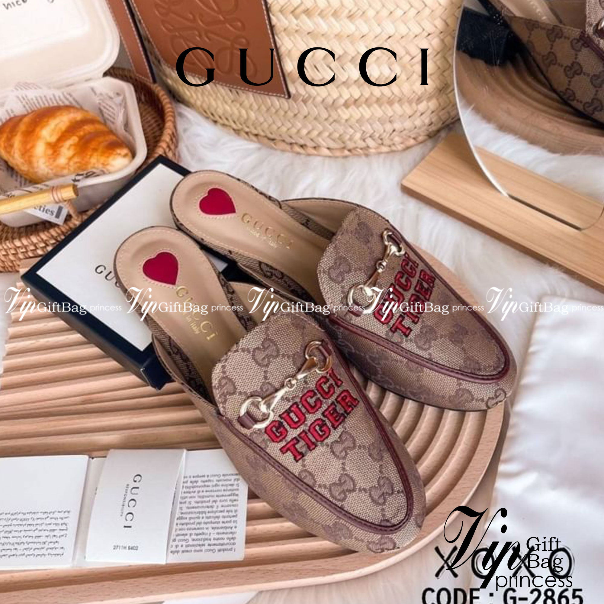 GUCCI รองเท้างานสวม ทรงเปิดส้น ปัก GG tiger (ตามภาพสินค้าจริง) พร้อมว่างอะไหล่ตะขอเกี่ยว สวย หรู (ตัวใหม่ ล่าสุดปีนี้เลยค่ะ) วัสดุผ้าลายแบรนด์ ด้านหน้าโค้งกว้าง ใส่สบาย น้ำหนักเบา แมทส์ชุดง่าย