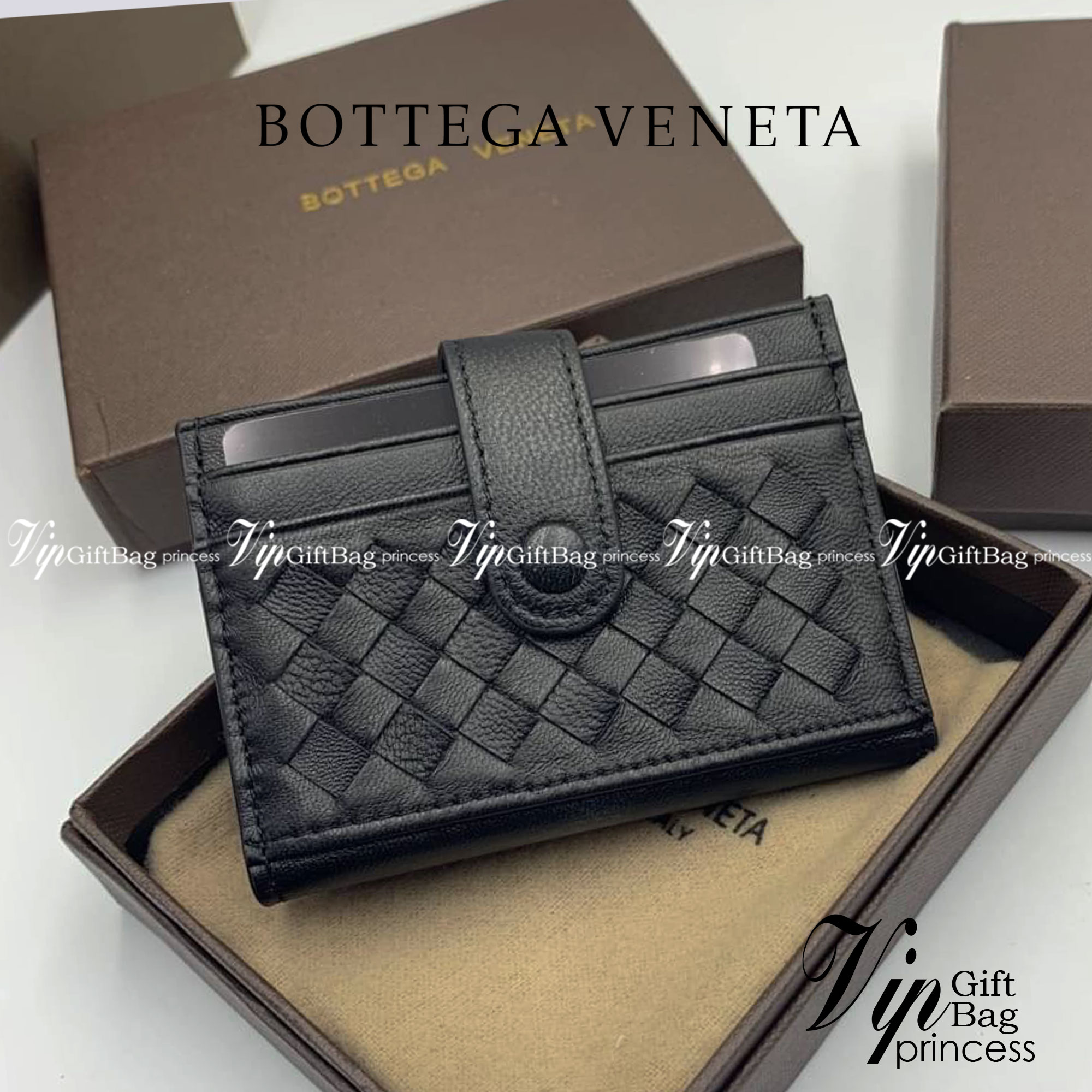 หนังแท้ BOTTEGA VENETA CARD HOLDER BI-FOLD / BV Card Holder พร้อมส่งที่ไทย กระเป๋าใส่บัตร 2 พับ รุ่นคลาสสิกที่หยิบมาใช้งานได้บ่อยที่สุด งานหนังลูกวัวแท้ทั้งใบ ใช้ทนทานได้นาน ใช้ทนทานได้นานภาพสินค้าถ่ายจากงานขายจริง ใช้งานต่างประเทศได้ค่ะ