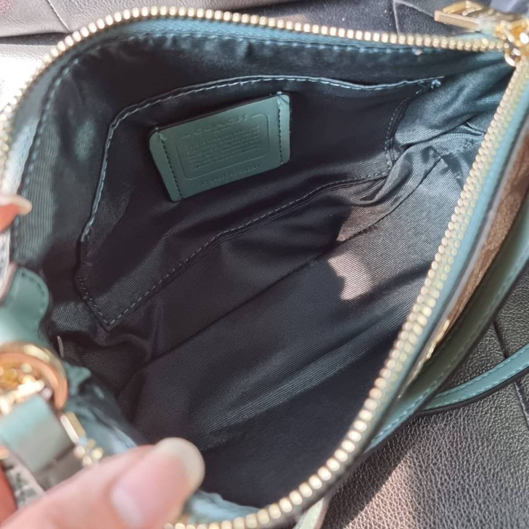 COACH F58321 TOP HANDLE POUCH อีกรุ่นฆ่าไม่ตาย!! 😎 ขายดีขายหมด ขายรวยขายปังๆ!! กระเป๋าพอชจากโค้ช ทรงใช้งานง่าย สะดวก กะทัดรัด วัสดุหนังแคนวาสเคลือบคุณภาพดี มาพร้อมสายคล้องในตัว และสายสะพาย crossbody ปรับเปลี่ยนได้ตามสไตล์ อีกหนึ่งไอเท็มที่สาวๆต้อง